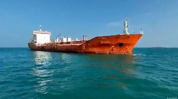 عملیات ویژه نیروی دریای سپاه در خلیج فارس/ توقیف یک نفتکش سوخت قاچاق و بازداشت12 خدمه