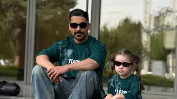 آواز باشکوه و رقص دختر پر ناز و ادا پرنسسی با استایل گنگ هم ست باباش چه رقصی میکنه