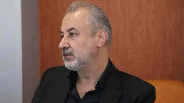 تیشرت 20000000 تومانی مدیرعامل پرسپولیس در مراسم تشییع پیکر سعید راد+عکس