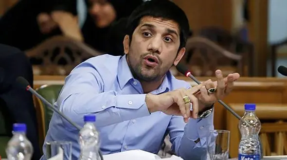 واکنش دبیر به خوشحالی نکردن کشتی‌گیران روی سکو