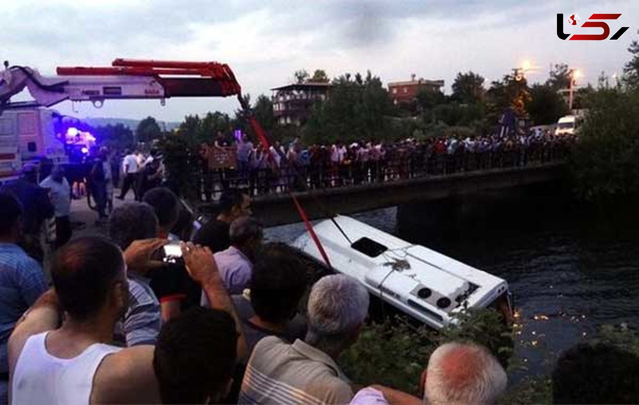سقوط هولناک اتوبوس مدرسه در کانال آب / 14 دانش آموز و اولیای مدرسه جان باختند + فیلم حادثه و امداد رسانی