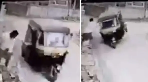 واکنش دیدنی عابر پیاده به واژگونی یک موتورسیکلت + فیلم