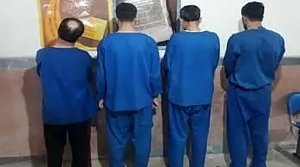 شکنجه های مرگبار سارق مینی بوس سوار / او را با تراکتور روی زمین کشاندند