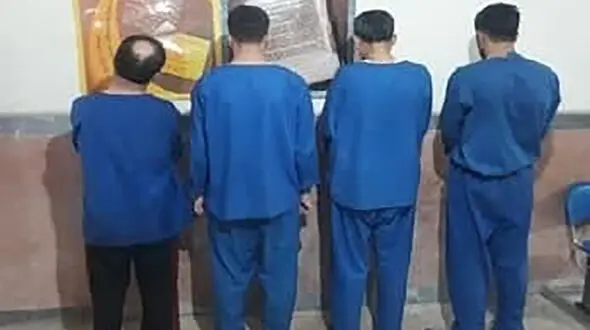 شکنجه های مرگبار سارق مینی بوس سوار / او را با تراکتور روی زمین کشاندند