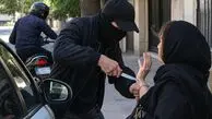 فیلم لحظه سرقت دستبند طلای یک زن در اسلام‌شهر