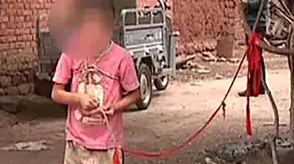 رفتار وحشیانه با یک دختر / این دختر 5 ساله است که با زنجیر به یک درخت بسته شده است + عکس