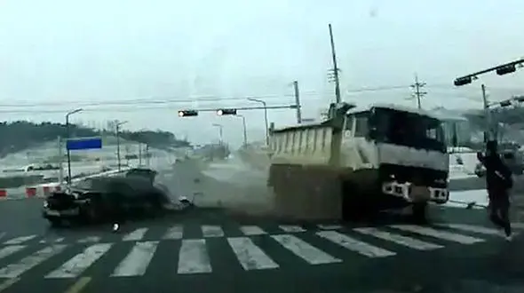 این مرد مرگ را مات کرد /تصادف باورنکردنی را ببینید + فیلم