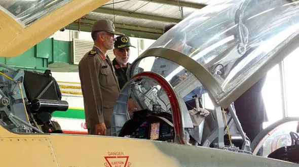 بازدید رئیس دفتر فرماندهی معظم کل قوا از جت جنگنده کوثر
