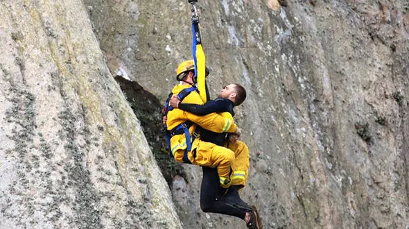 صخره‌نوردی دیوانه وار برای اثبات عشق  به یک دختر +فیلم وعکس