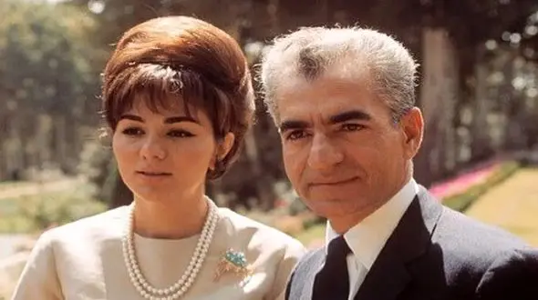 عکس / سفر به ایام قدیم / بازدید شاه پهلوی از دیترویت و کارخانه خودروسازی کادیلاک / خانم کارگر زیبا ... /  سال 1327؛ 