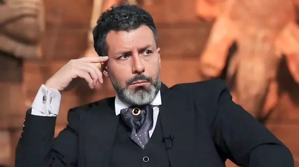 عکس ها / نگاهی به چیدمان فوق لوکس و شاهانه مجید واشقانی /  از استخر جذاب و جکوزی تا مبلمان خوشرنگ  / مثل کاخ و سرتر از خانه گلزار و علی دایی ...