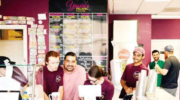 فلافل فروشی یاسین در امریکا محبوب تر از مک دونالد! / نظر سنجی شگفت انگیز+ عکس