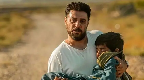 رونمایی از گوشی سیگنچر فول گلد گران قیمت جواد عزتی که معادل 80 عدد آیفون 17 است! آرزوی جوان ایرانی در دست آقای بازیگر