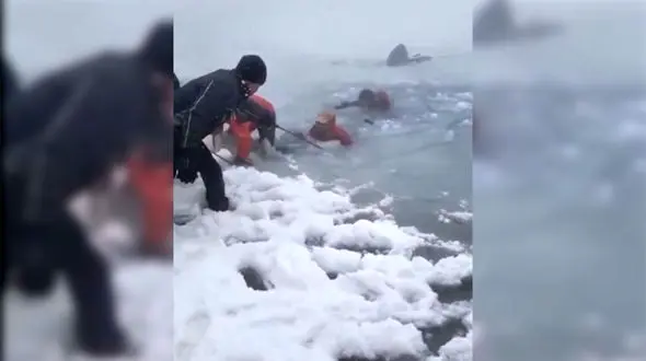 فیلم نفسگیر از سقوط کوهنوردان در دریاچه یخ زده قله سبلان / کوهنوردان به ناجی همدیگر شدند