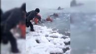 فیلم نفسگیر از سقوط کوهنوردان در دریاچه یخ زده قله سبلان / کوهنوردان به ناجی همدیگر شدند