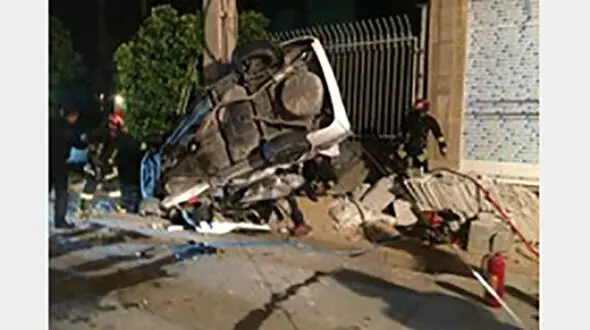 مرگ دلخراش دو نفر در تصادف پژو پارس با تیر چراغ برق +عکس