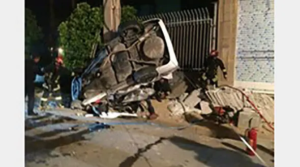 مرگ دلخراش دو نفر در تصادف پژو پارس با تیر چراغ برق +عکس