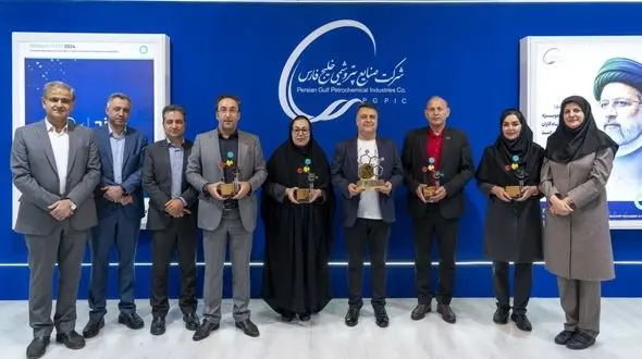 اهدای تندیس یادبود چهاردهمین نمایشگاه اصفهان پلاست به شرکت پتروشیمی بندرامام