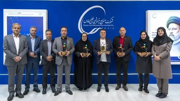 اهدای تندیس یادبود چهاردهمین نمایشگاه اصفهان پلاست به شرکت پتروشیمی بندرامام