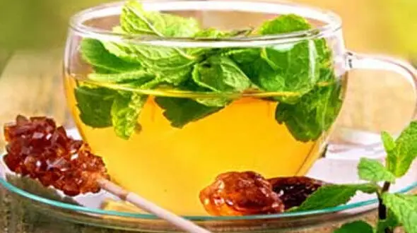 بهترین نوشیدنی‌ ها برای رفع نفخ شکم؛ 5 انتخاب موثر از دیدگاه متخصصین تغذیه