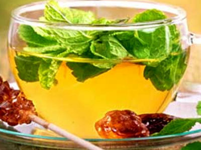 بهترین نوشیدنی‌ ها برای رفع نفخ شکم؛ 5 انتخاب موثر از دیدگاه متخصصین تغذیه
