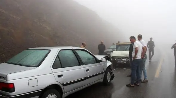  جاده مه‌آلود خلخال - پونل حادثه آفرید/ تصادف زنجیره ای 5 خودرو