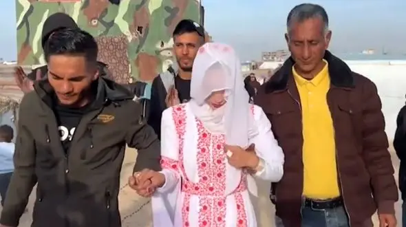 ببینید / عروسی به سبک متفاوت در شرایط جنگ غزه + فیلم