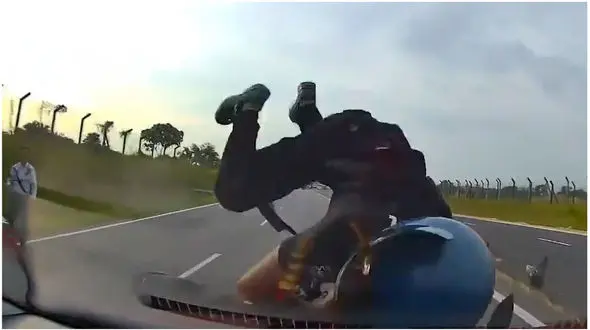 فیلم لحظه تصادف موتور سوار هنگام فرار از دست پلیس 