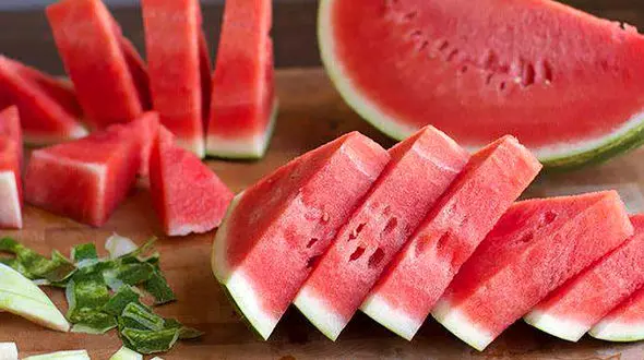 آسان‌ ترین راه قاچ کردن هندوانه بدون ریختن آب + فیلم