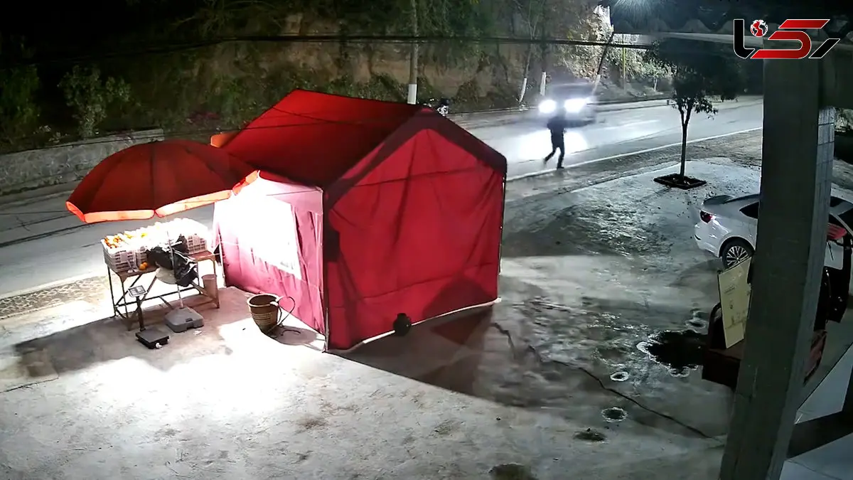 فیلم برخورد وحشتناک خودرو با دکه غذای خیابانی