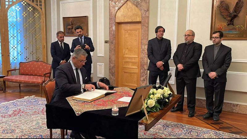 سفرا و دیپلمات‌های خارجی به شهدای خدمت در سفارت ایران در انگلیس ادای احترام کردند