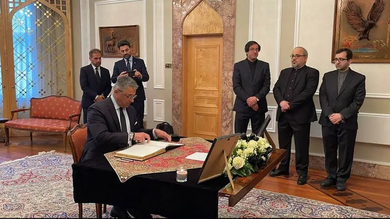 سفرا و دیپلمات‌های خارجی به شهدای خدمت در سفارت ایران در انگلیس ادای احترام کردند
