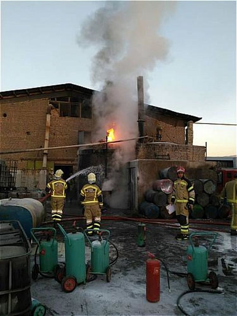 مخزن بزرگ یک کارخانه تصفیه روغن سوخته آتش گرفت