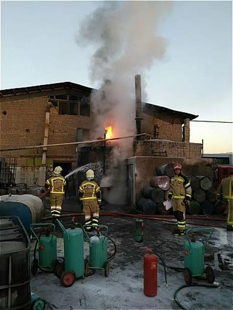 مخزن بزرگ یک کارخانه تصفیه روغن سوخته آتش گرفت