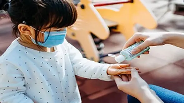 کرونا به کودک و بزرگسال رحم نمی کند / والدین مراقب بازی های کودکان باشند 