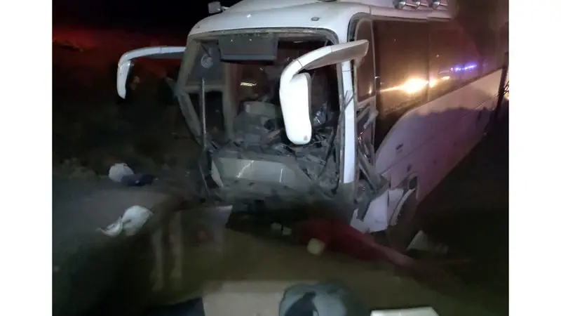 واژگونی اتوبوس در جاده نیشابور به سبزوار/ تاکنون ۲۰نفر دچار حادثه شده‌اند