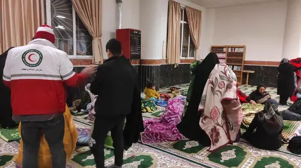 اسکان اضطراری ۳۶۰ مسافر گرفتار برف در شهرستان گناباد + عکس و جزییات