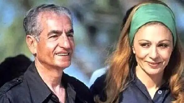 عکس / سفر به ایام قدیم /  نگاه عصبانی فرح دیبا به محمدرضا پهلوی در سفر دو نفره /  سال 1348