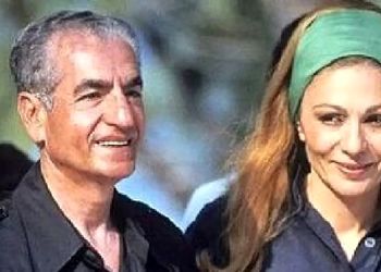 عکس / سفر به ایام قدیم /  نگاه عصبانی فرح دیبا به محمدرضا پهلوی در سفر دو نفره /  سال 1348