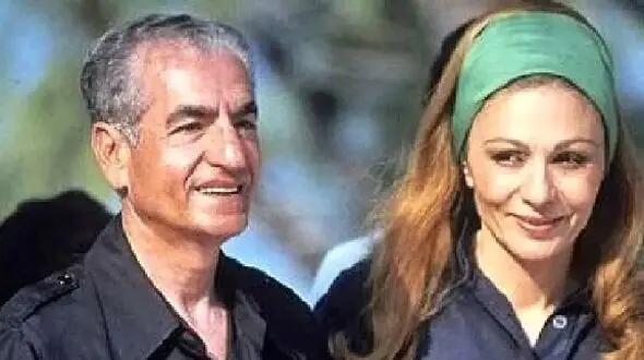 عکس / سفر به ایام قدیم /  نگاه عصبانی فرح دیبا به محمدرضا پهلوی در سفر دو نفره /  سال 1348
