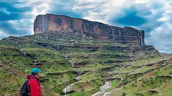 دژ محمدعلی خان دزفول نه سطل زباله دارد و نه سرویس بهداشتی! / کشمکش بین شهرداری و منابع طبیعی برای ساماندهی پارک لاله و آسیب جبران ناپذیر به طبیعت