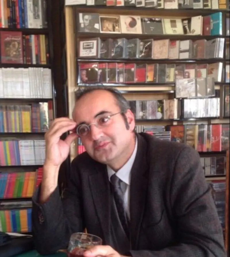 اردشیر رستمی در کافه کتاب حسین پاکدل