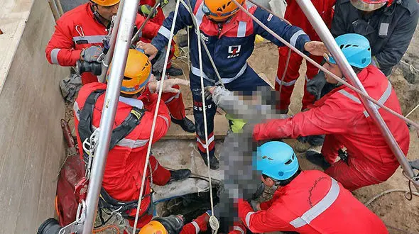 مرگ دردناک آتش نشان فداکار در صحنه نجات یک مرد / هر 2 در عمق چاه جان باختند