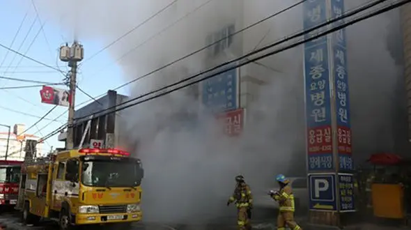 اولین فیلم و عکس از فاجعه آتش سوزی در یک بیمارستان کره جنوبی / آمار کشته ها رو به افزایش است+ جزئیات