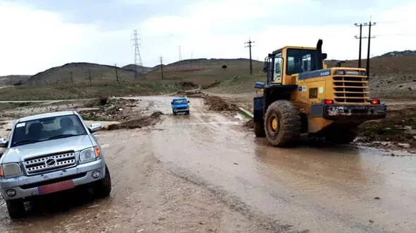 راه ارتباطی 129 روستا در لرستان همچنان مسدود / سیل وسط خانه های روستایی + فیلم