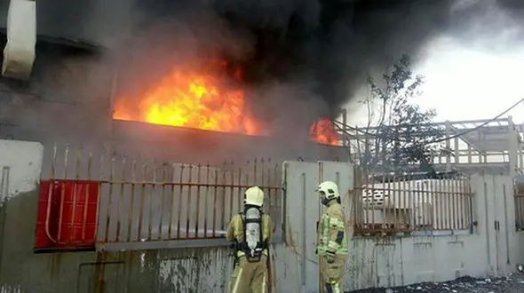  آتش‌سوزی بزرگ کارخانه تولید مصنوعات پلاستیکی در قم+فیلم