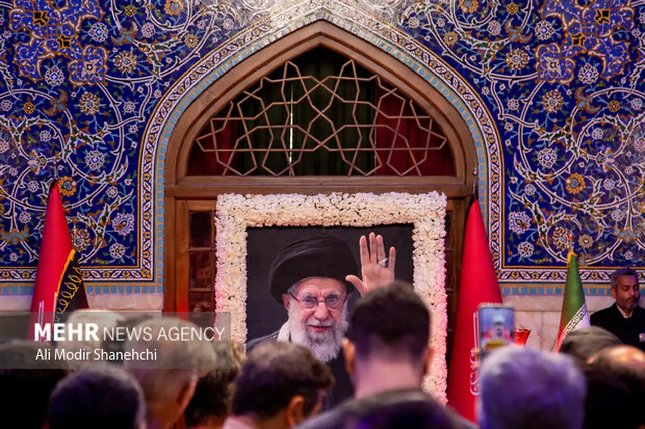 طنین شعارهای استکبارستیزی در کنار آرامگاه نورانی شهید شاخص ایران