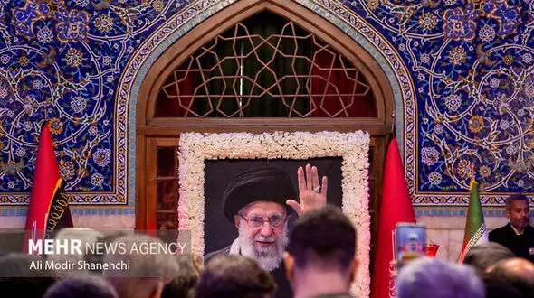 طنین شعارهای استکبارستیزی در کنار آرامگاه نورانی شهید شاخص ایران