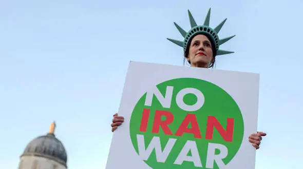 حمایت یک زن از ایران در حاشیه اجلاس ناتو+ تصاویر