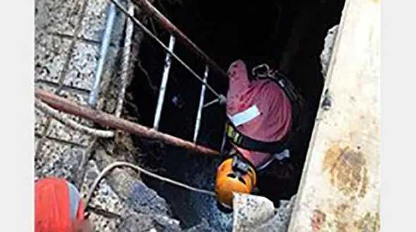 سقوط جوان تهرانی به داخل چاه در وسط خیابان